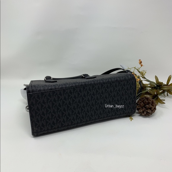 Michael Kors Hope Medium Messenger - Picture 6 of 9